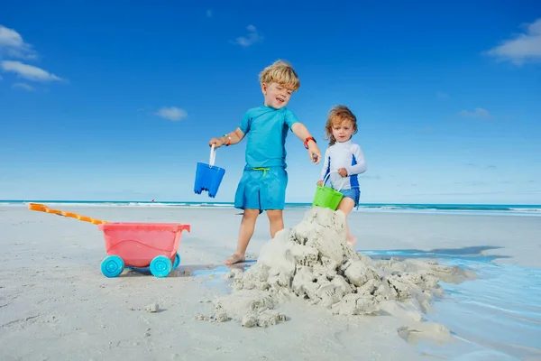 Happy Smiling Boy Sister Girl Play Sand Water Ocean Beach — Fotografia de Stock