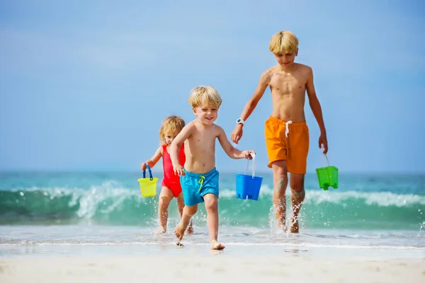 Group Kids Blond Boys Girl Siblings Run Barefoot Sea Beach — Fotografia de Stock