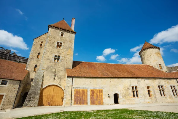 Dwór Wieżami Budynkami Średniowiecznego Zamku Blandy Les Tours Francja — Zdjęcie stockowe