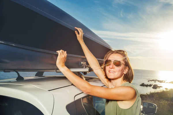 Beautiful Young Woman Sunglasses Unload Car Roof Top Baggage Rack — Stockfoto