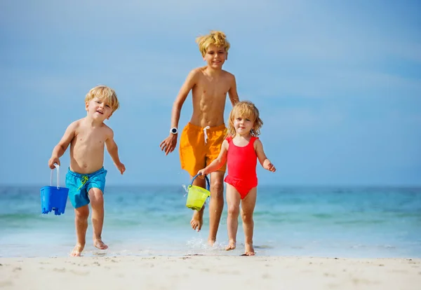 Group Kids Blond Boys Girl Siblings Run Barefoot Ocean Sand — Fotografia de Stock