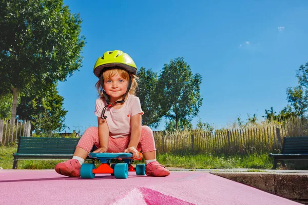 Little Beautiful Girl Sit Skate Playing Skatepark Wearing Helmet Sunny — Stock Photo, Image