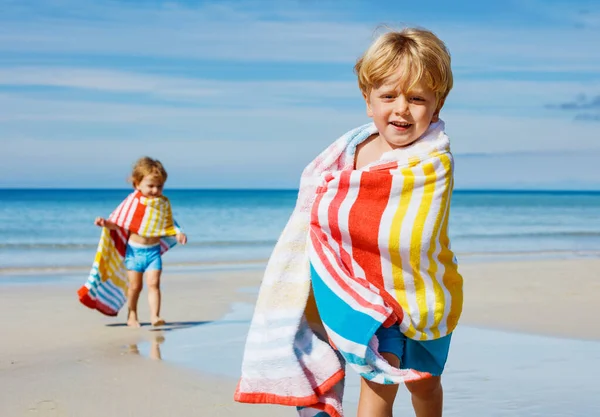 Two Lovely Kids Blond Boy Girl Covered Towel Run Swim — Fotografia de Stock