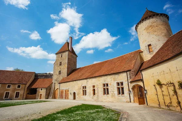 Dwór Wewnętrzny Wieżami Budynkami Średniowiecznego Zamku Blandy Les Tours Francja — Zdjęcie stockowe