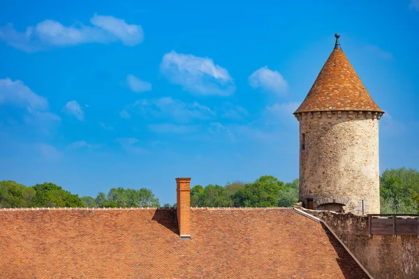 Средневековая Крыша Башня Старого Замка Бланди Тур Франция Над Церковью — стоковое фото