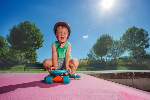 Little Handsome Smiling Boy Sit Skate Playing Skatepark Wearing Helmet — Stock Photo, Image