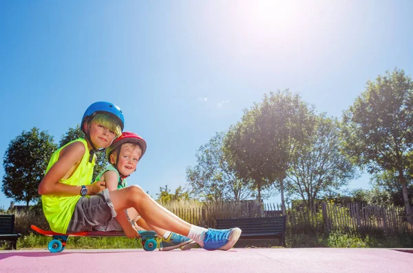 Profile Photo Two Brothers Have Fun Sit Skate Skatepark Playing — Stock Photo, Image