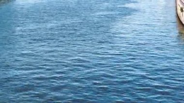 Sıcak yaz gününde Paris 'teki Seine nehrinin üzerindeki Pont d' Arcole Köprüsü ve Anayasa Mahkemesi 'ne bakın.