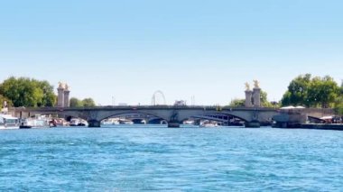 Sıcak yaz gününde Paris 'teki Seine nehrinin üzerindeki Pont d' Arcole Köprüsü ve Anayasa Mahkemesi 'ne bakın.