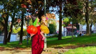 Şeker ya da şaka için küçük güzel bir kızı kovayla tutan annenin portresi.