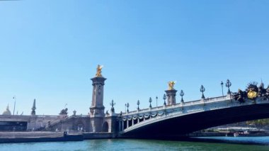 Fransa 'daki Eyfel Kulesi sıcak yaz günlerinde Seine Nehri' nin teknesinden manzaralı