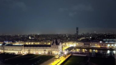 Arka planda şehrin gece görüntüsü