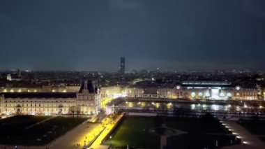 Arka planda şehrin gece görüntüsü