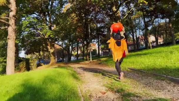 Junge Und Halloween Kürbis Jack Laterne Park Gruseligen Kostümen — Stockvideo