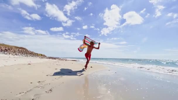 Chlapec Běh Barevným Draka Nad Mořem Pláží Akční Pohyb Dynamický — Stock video