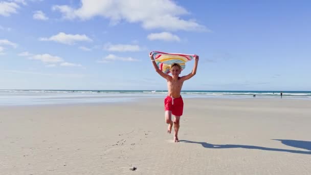 Chico Ejecutar Con Colorido Cometa Sobre Mar Playa Movimiento Acción — Vídeo de stock