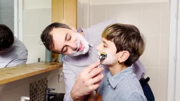 Papa Und Der Sohn Haben Spaß Die Badezimmer Rasieren Zusammen — Stockvideo