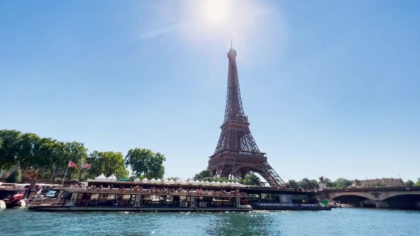 Ейфелева Вежа Франції Вид Човна Річки Сени Під Час Спекотного — стокове відео
