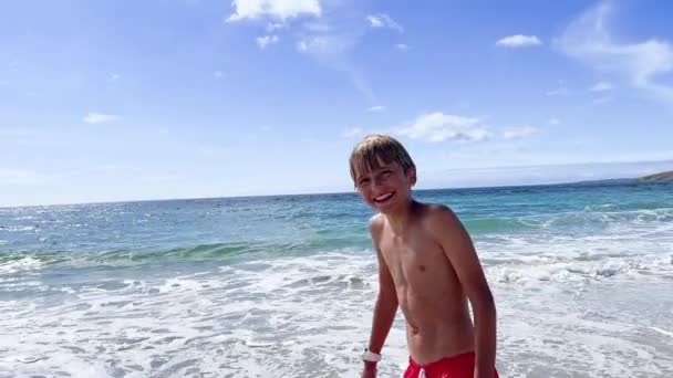 Joyeux Petit Garçon Dans Océan Plage Sable Pendant Les Vacances — Video