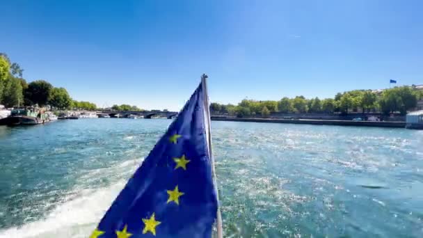 Zbliżenie Flagi Unii Europejskiej Łodzi Nad Rzeką Słoneczny Letni Dzień — Wideo stockowe