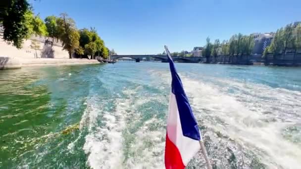 Bandera Francia Cerca Barco Sobre Agua Del Río Soleado Día — Vídeo de stock