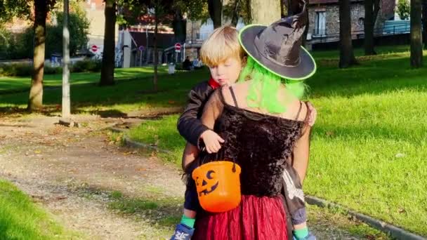 Matka Držení Malý Blonďatý Chlapec Halloween Kostýmy Vědro Pro Trik — Stock video