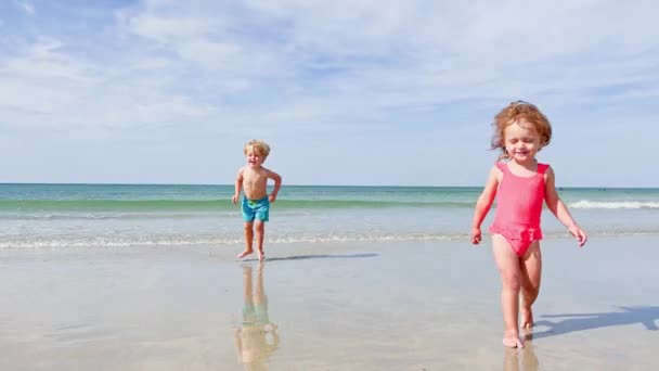 Group Children Two Boys Little Girl Having Fun Running Sand — Vídeo de Stock