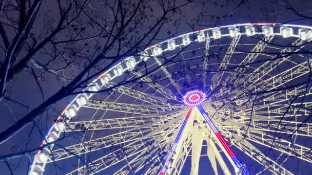 Τεράστια Όμορφο Τροχό Ferris Φωτίζεται Έλξη Περιστρέφεται Πάνω Από Νυχτερινό — Αρχείο Βίντεο