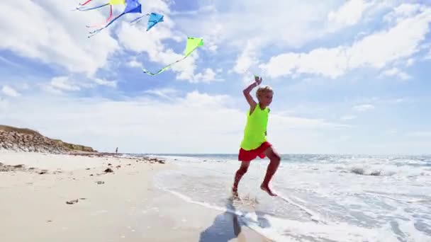 Αγόρι Τρέχει Ένα Πολύχρωμο Χαρταετό Πάνω Από Θάλασσα Και Την — Αρχείο Βίντεο