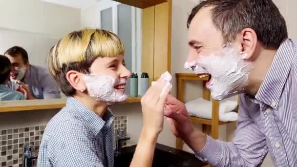 Dad Son Have Fun Bathroom Shaving Together — Stock video