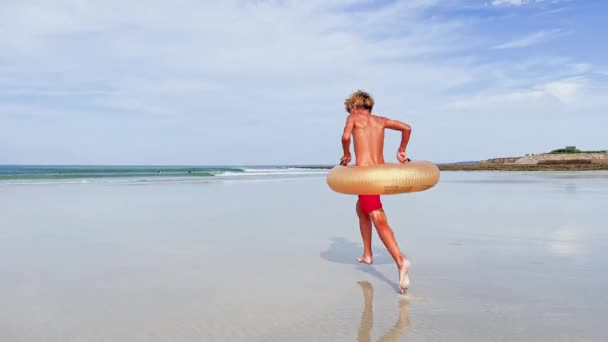 Happy Handsome Boy Inflatable Doughnut Buoy Run Smiling Sand Beach — Video