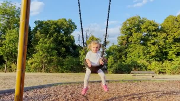 Belle Petite Fille Blonde Monter Assis Sur Les Balançoires Aire — Video