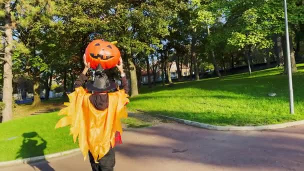 Joven Niño Calabaza Halloween Jack Linterna Parque Traje Miedo — Vídeos de Stock