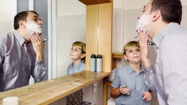 Papai Filho Divertem Casa Banho Fazendo Barba Juntos — Vídeo de Stock