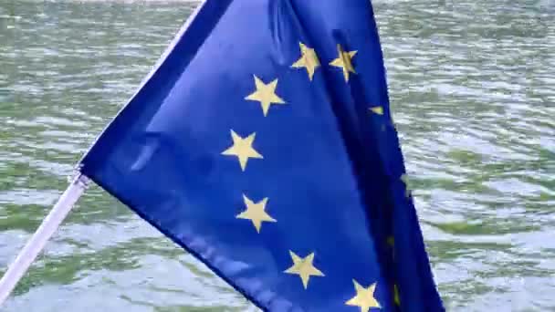 Eu欧州連合 晴れた夏の日に川の水の上にボートに近い旗を掲揚 — ストック動画