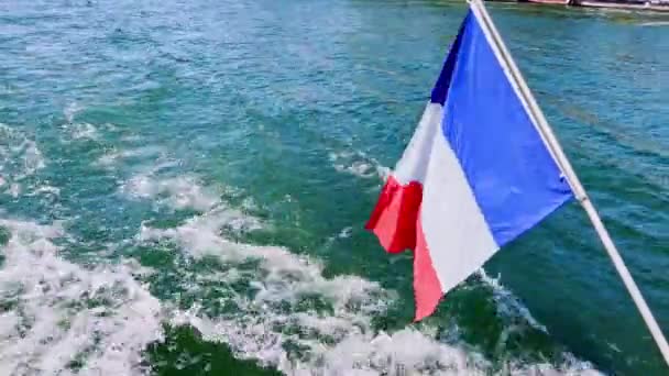 Bandeira Francesa Close Barco Sobre Água Rio Dia Ensolarado Verão — Vídeo de Stock