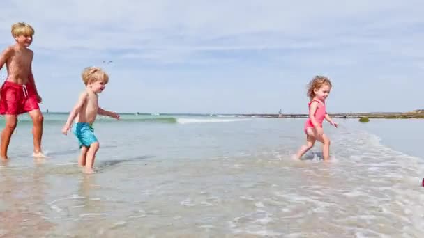 Crianças Felizes Meninos Uma Menina Brincam Com Bola Água Mar — Vídeo de Stock