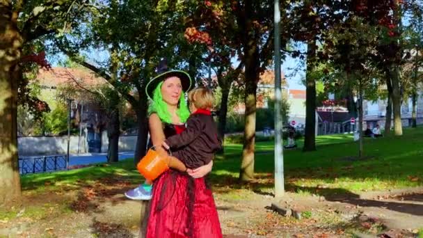 Mãe Segurando Menino Loiro Pequeno Trajes Halloween Com Balde Para — Vídeo de Stock