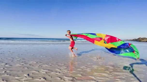 Fechar Retrato Menino Correr Com Tecido Paraquedas Cor Para Câmera — Vídeo de Stock