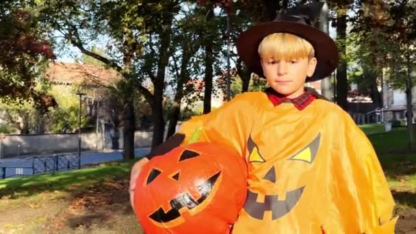 Giovane Ragazzo Halloween Zucca Jack Lanterna Nel Parco Costume Spaventoso — Video Stock