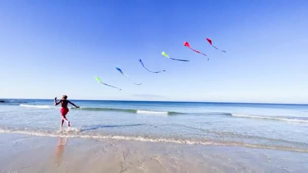 Fechar Retrato Menino Correr Com Tecido Paraquedas Cor Para Câmera — Vídeo de Stock