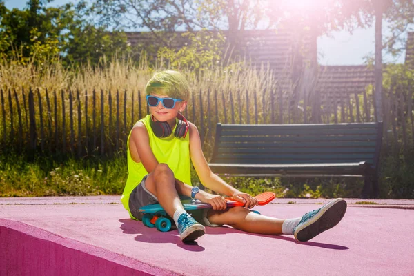 Cute Preteen Boy Green Hair Sit Holing Skate Ramp City — 스톡 사진