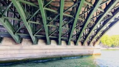 Fransa 'nın Notre Dame yakınlarındaki Pont de Sully köprüsünde güneşli bir yaz gününde Paris' ten görüntüler
