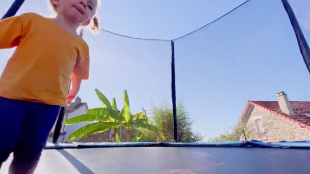 Милая Счастливая Девочка Хвостиками Прыгает Батуте Дворе Сада Летний День — стоковое видео