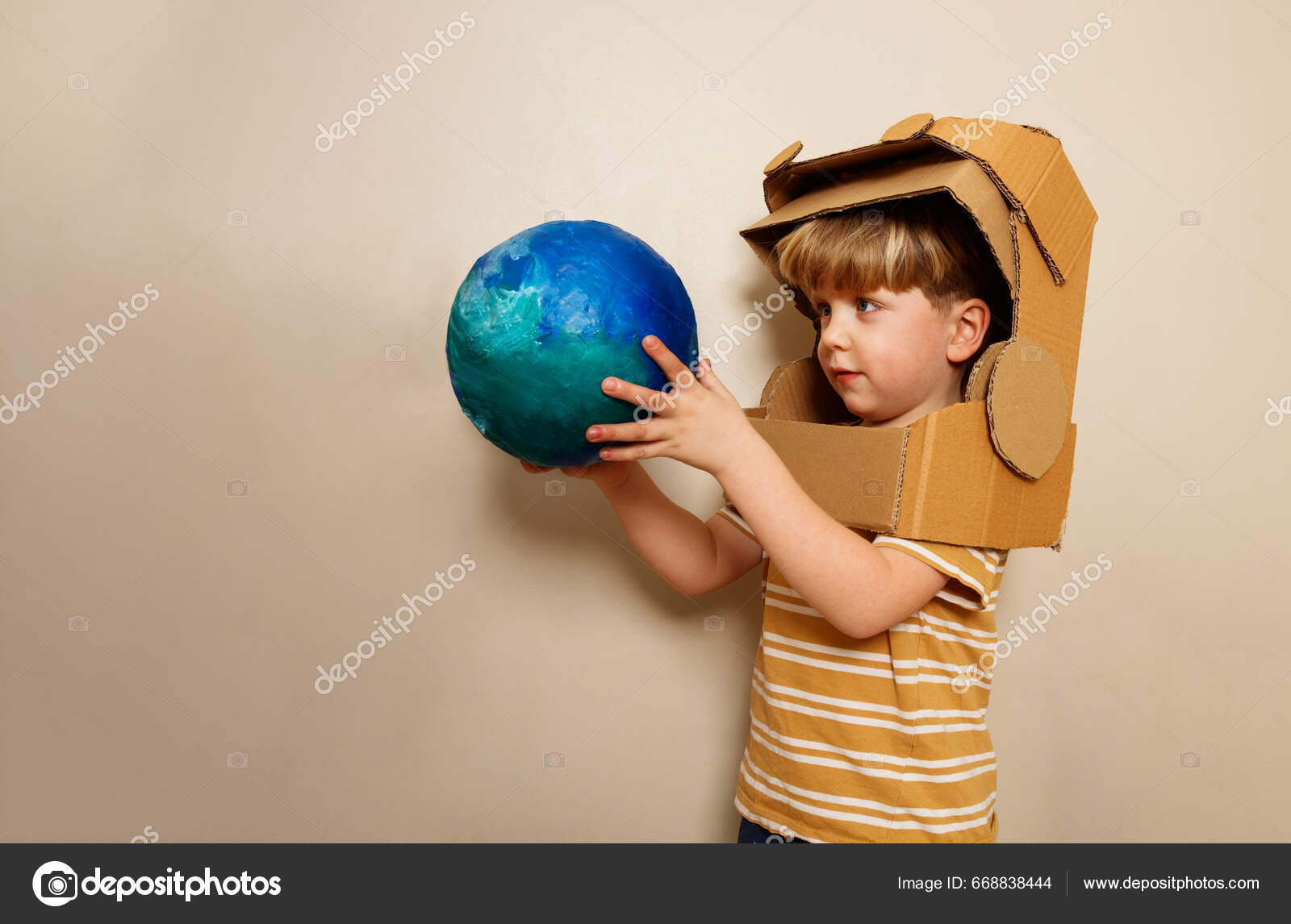 Petit Garçon Carton Casque Astronaute Tenir Planète Planète Bleu