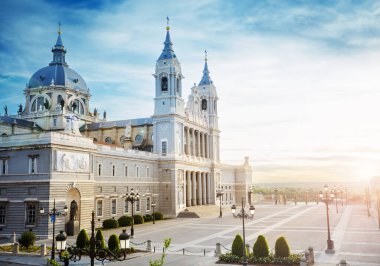 Madrid 'deki Larra Garden ve Plaza de la Armeria şehir meydanından yaz günü Almudena Katedrali manzarası