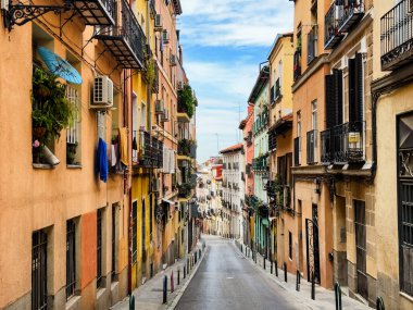 Eski Madrid 'de renkli tipik evleri ve balkonları olan bir cadde. İspanya.