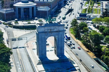 Zafer Kemeri ya da Arco de la Victoria, Madrid 'de Moncloa Meydanı' nda inşa edilmiş, İspanya manzarası yukarıdan