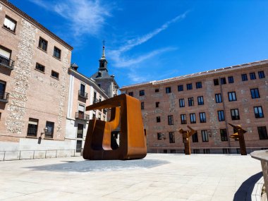 Madrid Cumhuriyetçilerinin anısına düzenlenen soykırım anıtı Mauthausen 'e üç kültür bahçesine sürgün edildi.