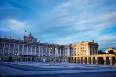 Madrid Kraliyet Sarayı ve Armera Meydanı Alacakaranlıkta 